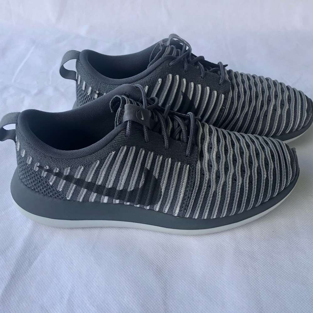 Nike Roshe Women's Gray and White Knit Athletic Shoes